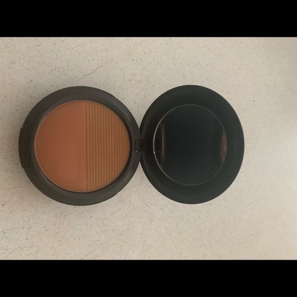 Mac Waterweight Powder in Dark Deep - Picture 2 of 5